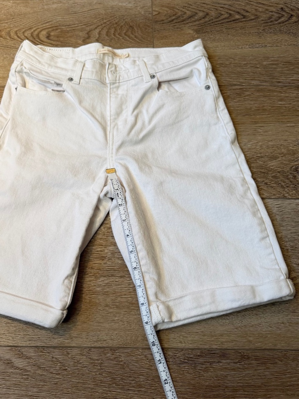 Levi's Classic Bermuda Denim Shorts | Size 26 | White/Off-White | Sewn-in Cuff - Picture 7 of 10